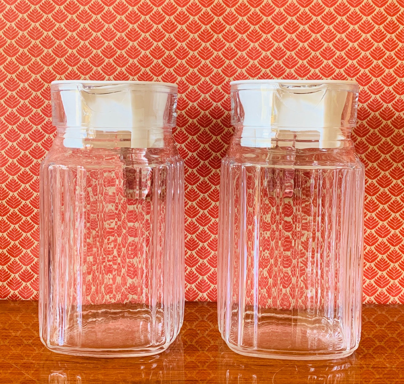 Lot de deux brocs en verre vintage