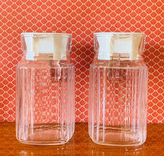 Lot de deux brocs en verre vintage
