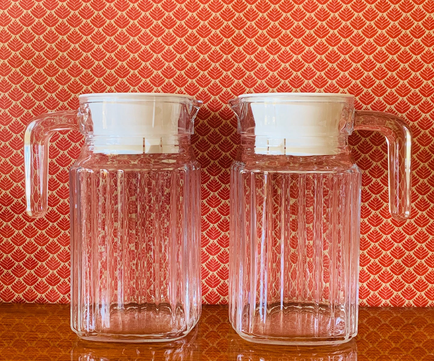 Lot de deux brocs en verre vintage