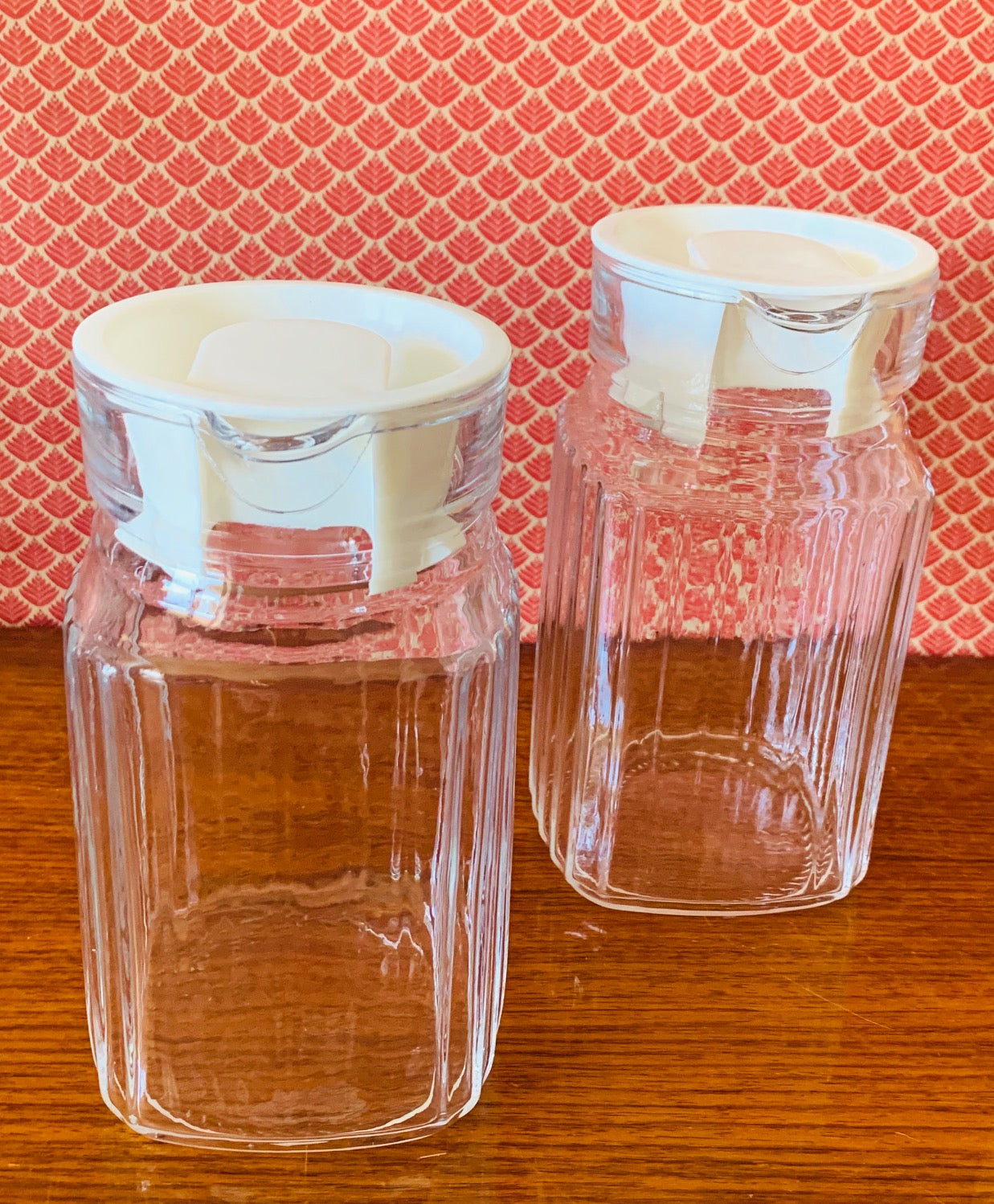 Lot de deux brocs en verre vintage